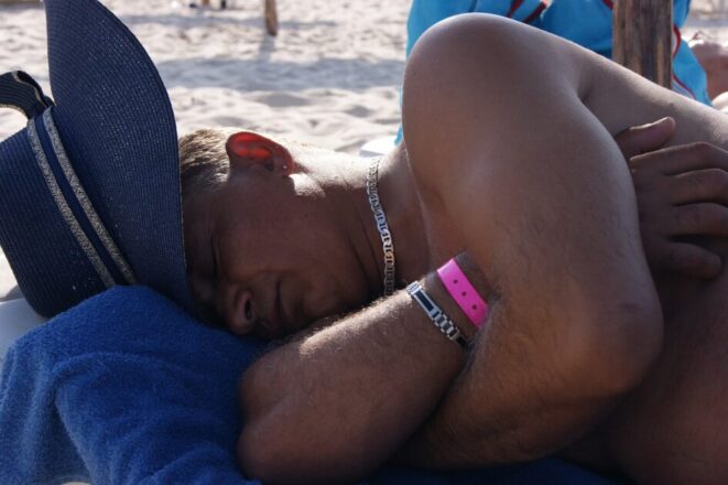 ¿Es legal dormir en la playa en España?